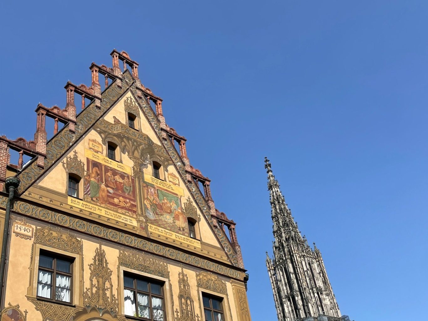 Blick über das Ulmer Rathaus auf das Ulmer Münster